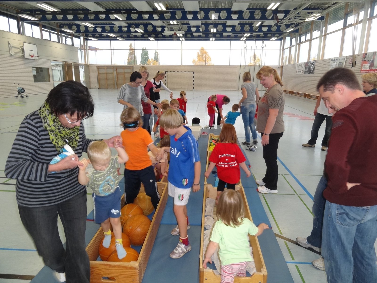 Kinder in einer Bewegungslandschaft mit Bällen und Material